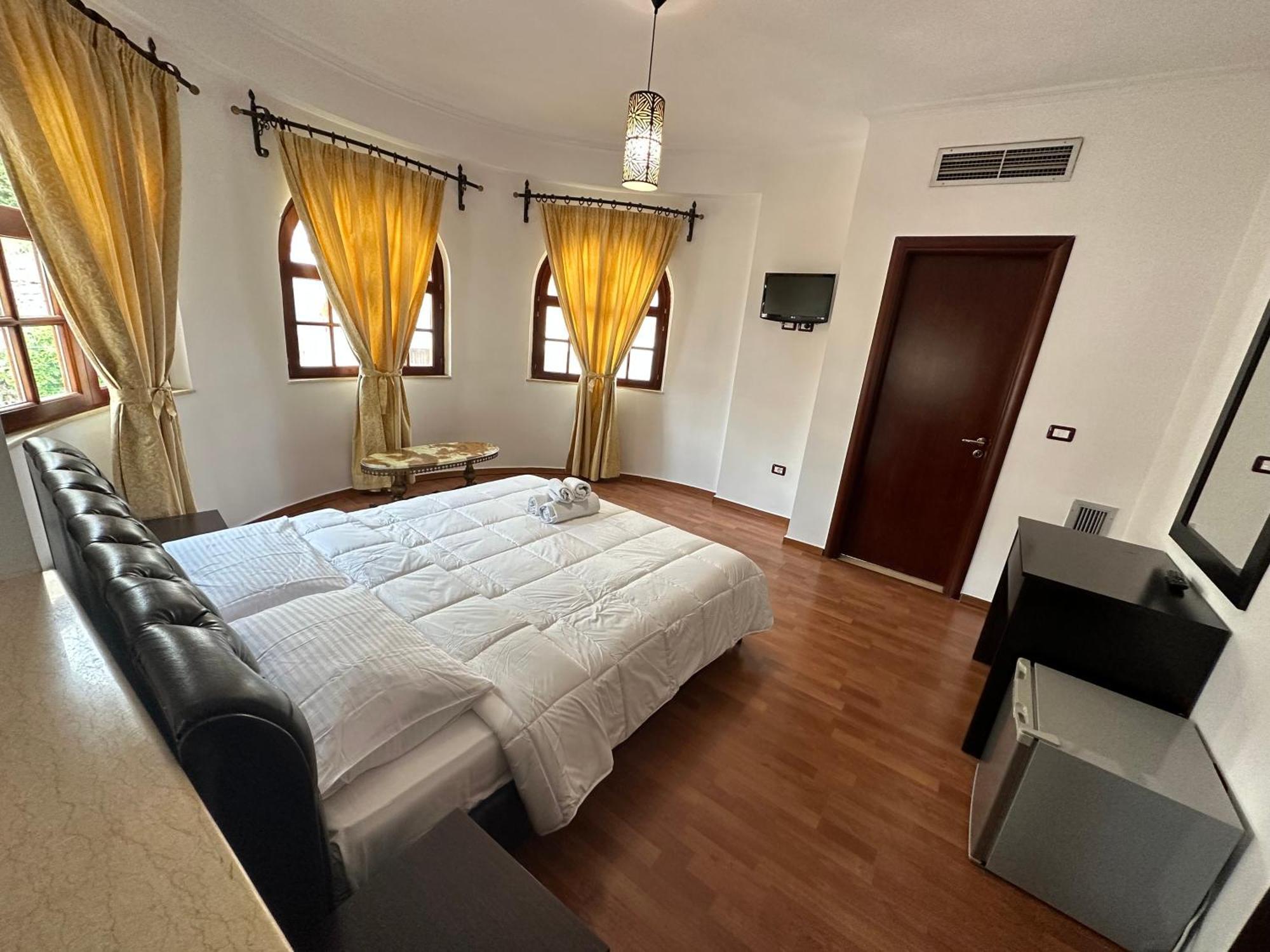 Monte Cristo Hotel With Rooftop Pool Sarande Ngoại thất bức ảnh